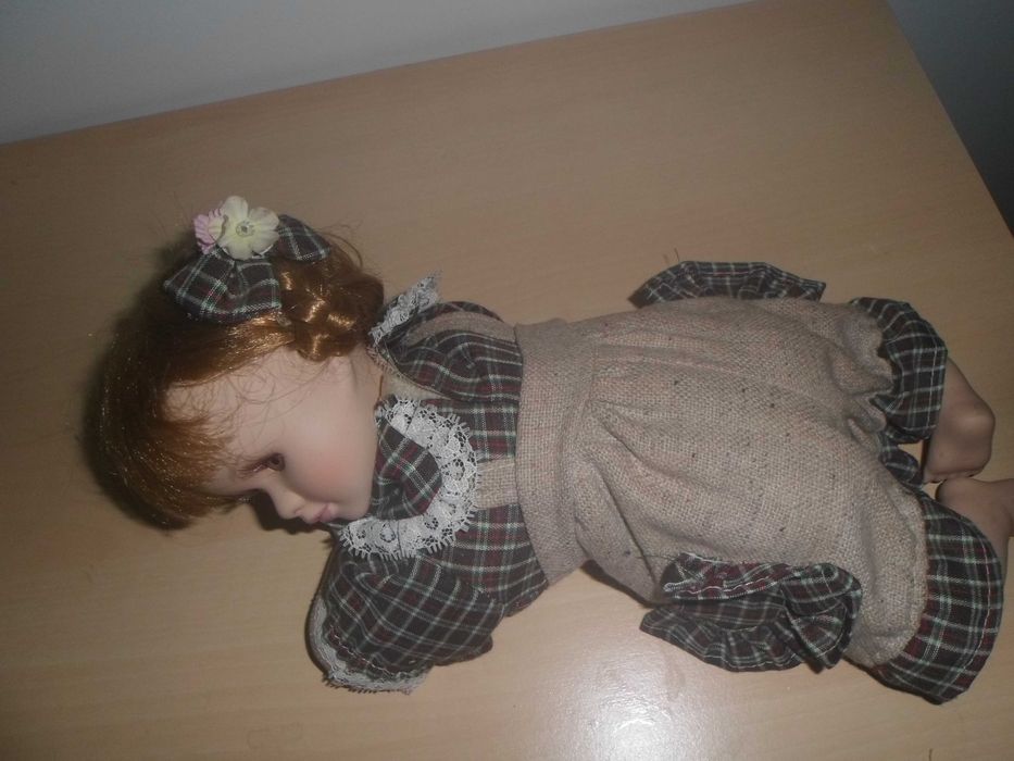 boneca em loiça porcelana deitada muito bonita