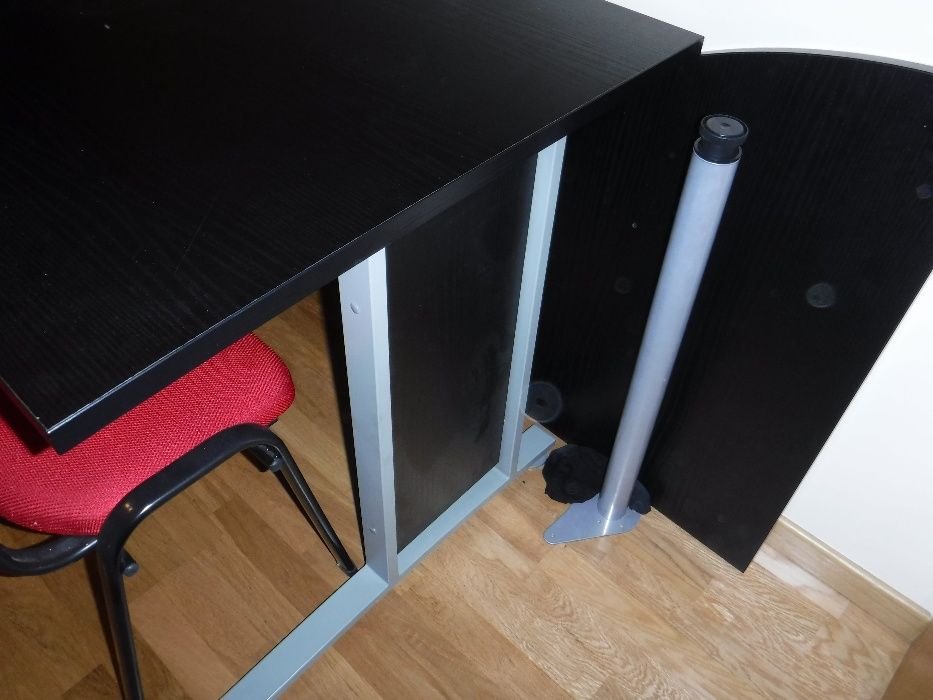 Mesa secretária c/ canto e duas cadeiras