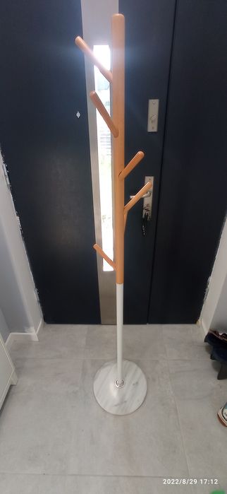 Wieszak drewniany podstawa granit