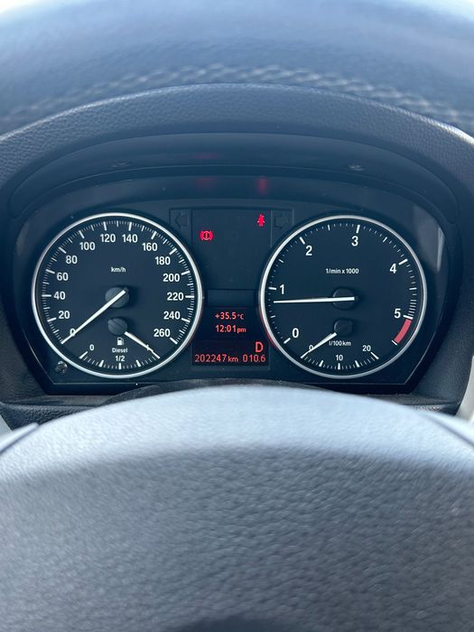 BMW 318 AUTO 2012 excellent