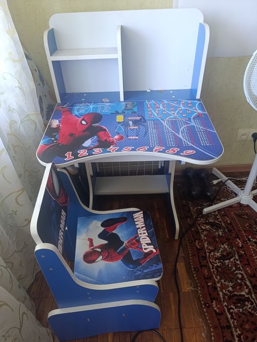 продається стіл дитячий