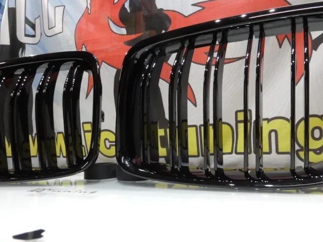 Grelha frontal em preto piano brilhante para BMW X1 E84 2009-2015 M4 look / dupla lâmina em plástico ABS
