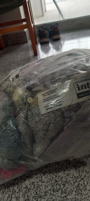 Conjunto variado de botões para costura