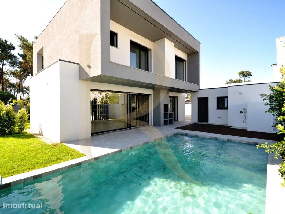 Moradia T3 isolada com piscina, churrasqueira e garagem na Aroeira