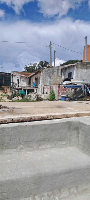 Moradia terrea com piscina para recuperar