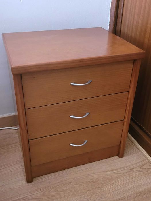 Conjunto cama de solteiro, cómoda, mesinha de cabeceira.