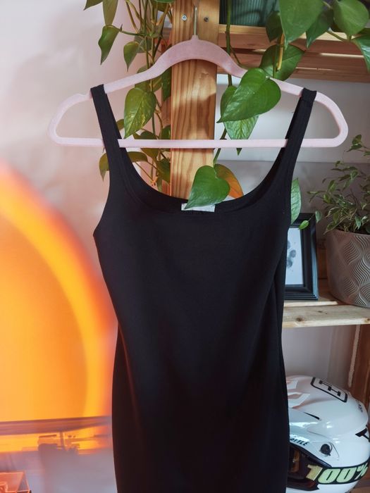 Czarna sukienka midi Basic dopasowana Zara