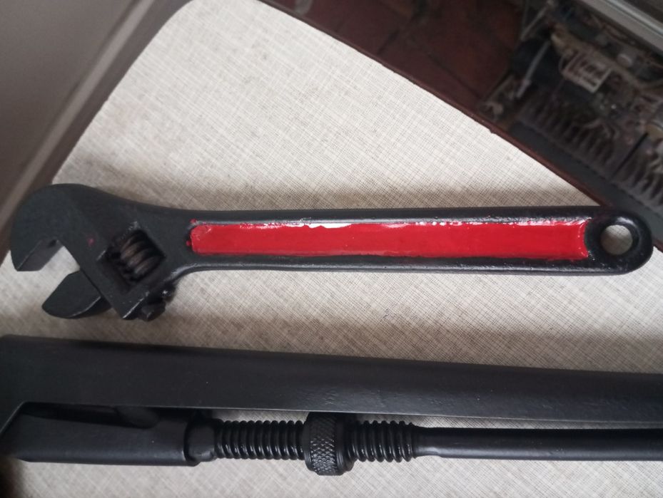 Газовый, трубный ключ,разводной,молоток.