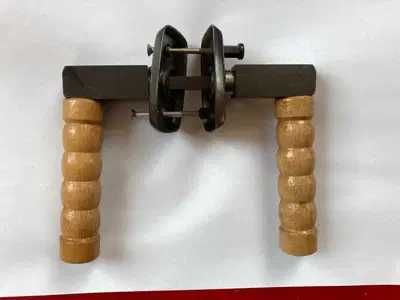 Klamka drzwiowa w oprawie drewnianej