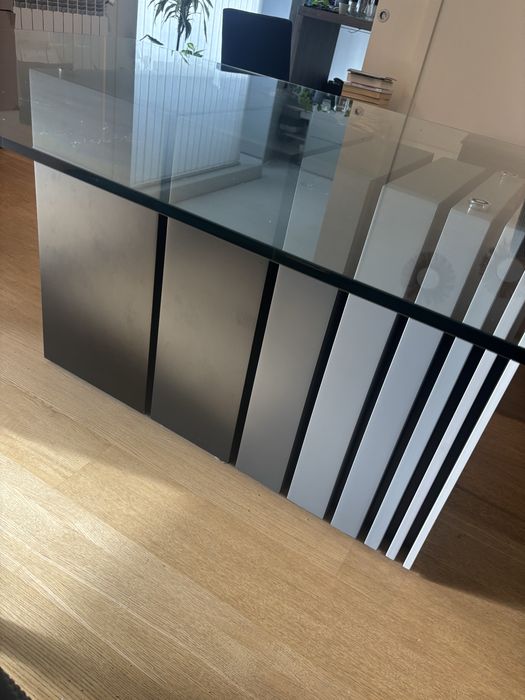 Disponivel mesa de jantar com 6 cadeiras e movel de Tv