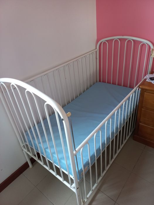 Cama de bebe em ferro