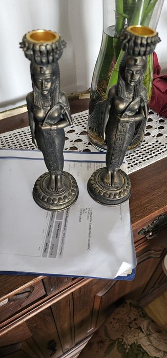 Par de Candelabros Egípcios Decorativos

- Estilo Cleópatra - Cor Prata