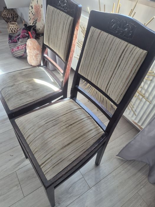 Dwa krzesła drewniane z pięknym ornamentem