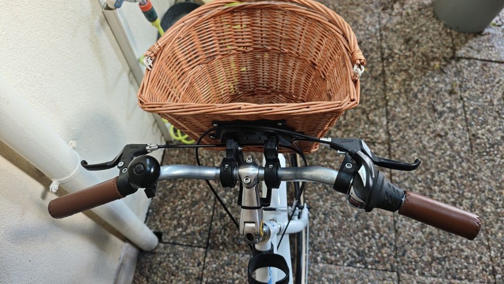 Bicicleta esmaltina de passeio com cesto