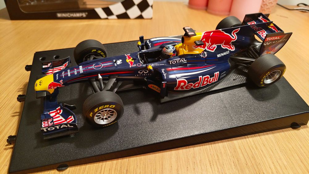 Model 1:18 formuła F1 RedBull RB7 Showcar 2011 Sebastian Vettel Kubica