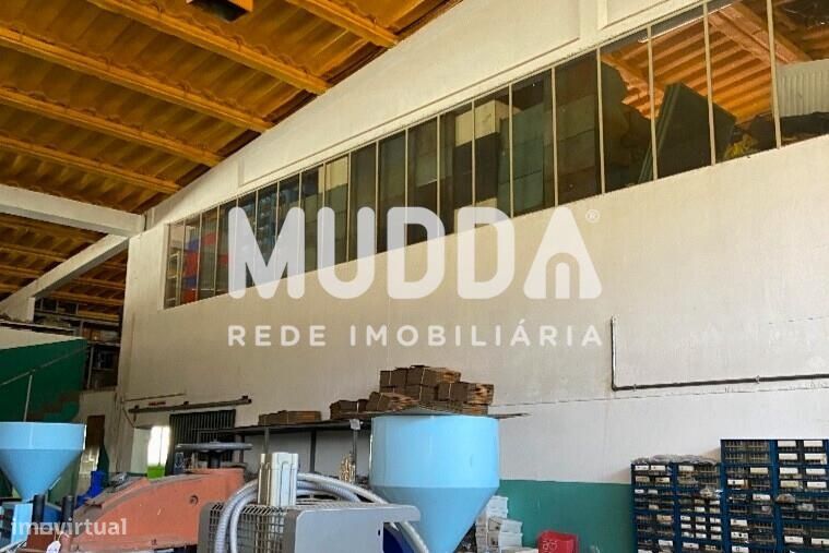 Espaçoso Pavilhão na Zona Industrial de São João da Madeira