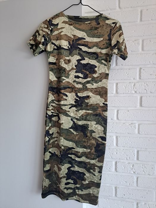 Велюрова сукня в стилі мілітарі