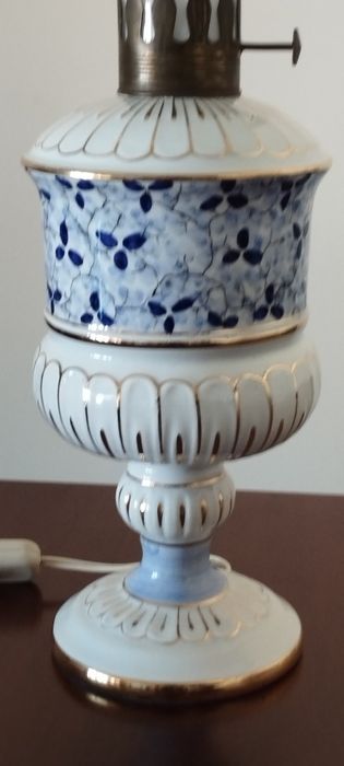 Candeeiro de mesa em porcelana e abajur em vidro