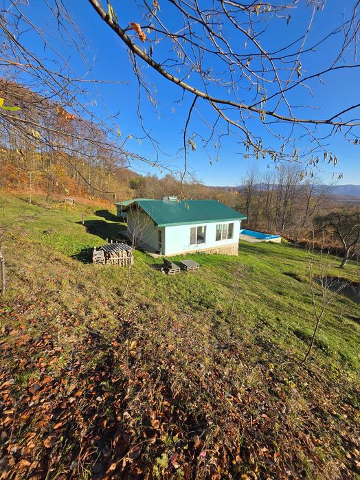 Великий Чан під відкритим небом з гарним краєвидом на гори