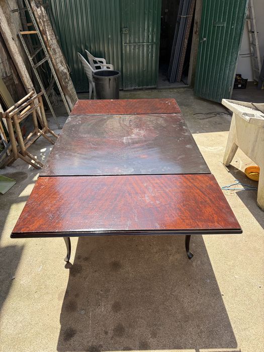 Mesa extensilvél acabada de envernizar