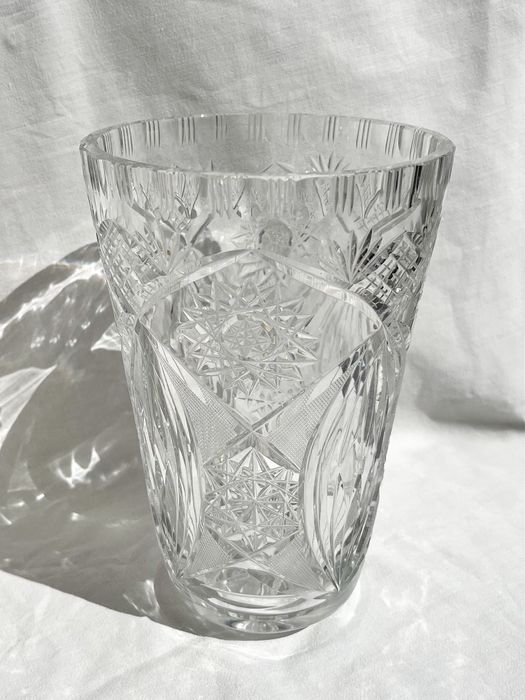 kryształowy wazon we wzory