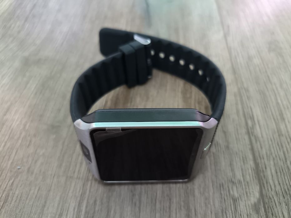 Nowy czarny smartwatch