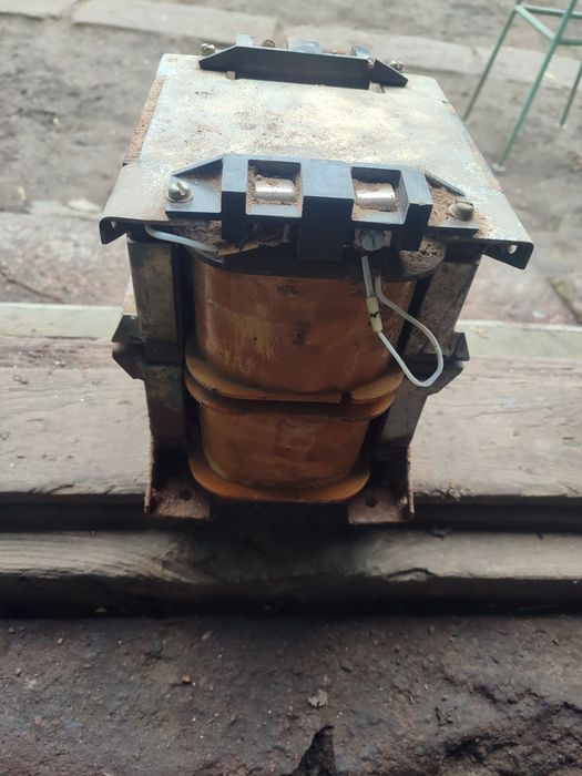 Трансформатор підвищюючій.