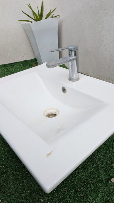 Lavatório de 60cms com torneira