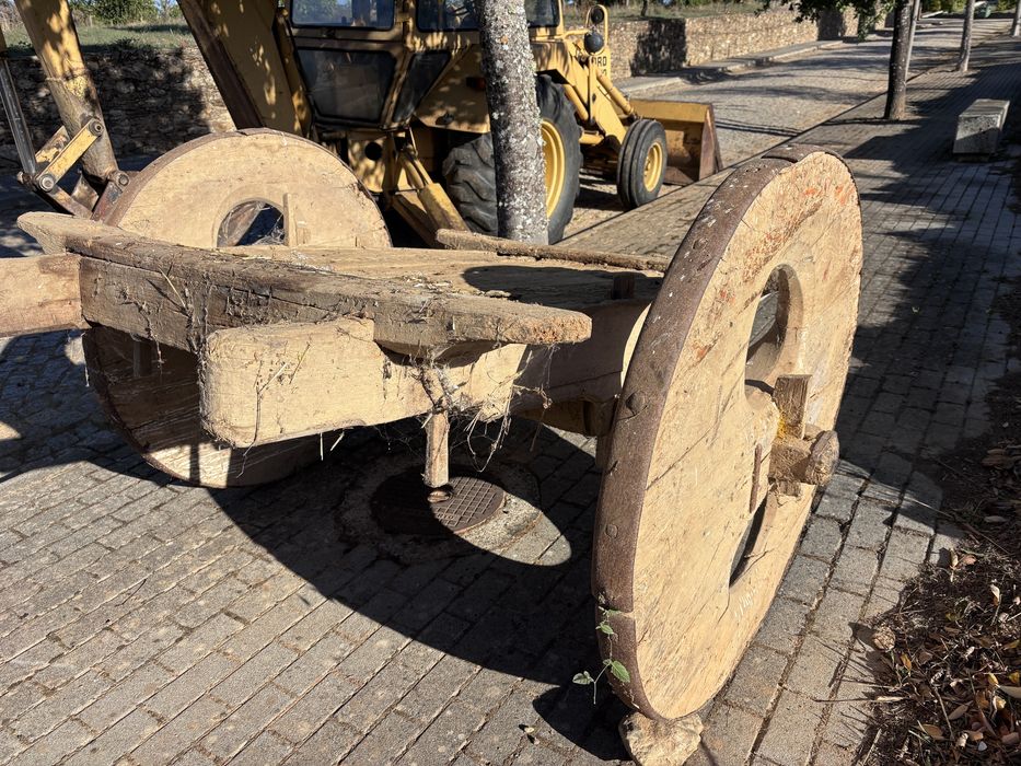 Carro de bois em madeira