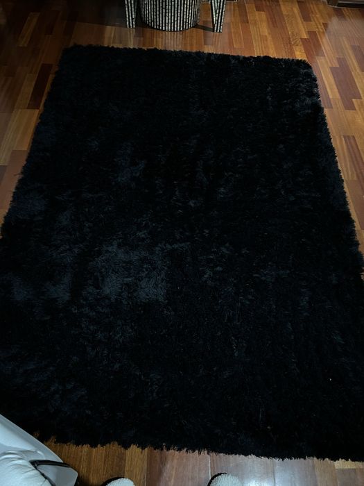 Carpete preta com pelo alto