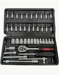 Zestaw kluczy nasadowych z grzechotką nasadową.