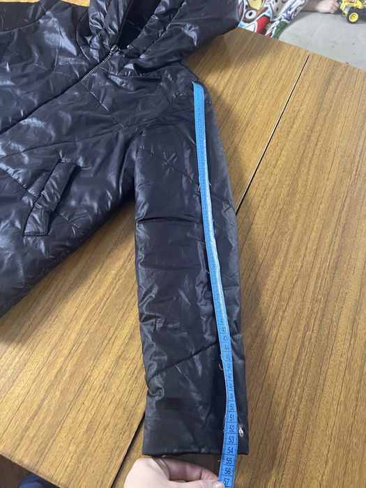 Курточка чорна 36