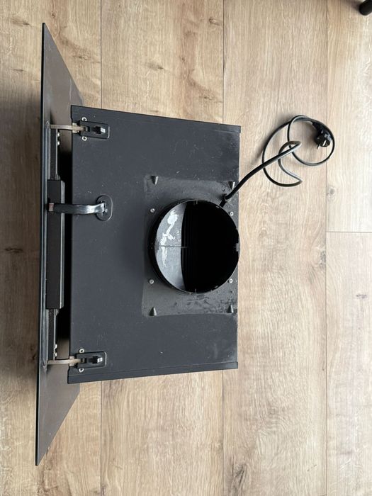 Okap kominowy, przyścienny Whirlpool AKR 037 G BL