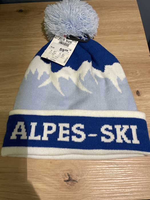 Nowa czapka z pomponem