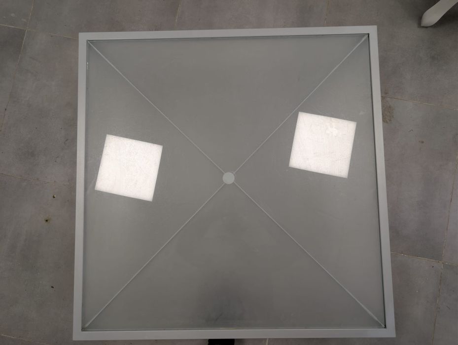 Nowoczesny stolik kawowy szklany – biały, minimalistyczny design