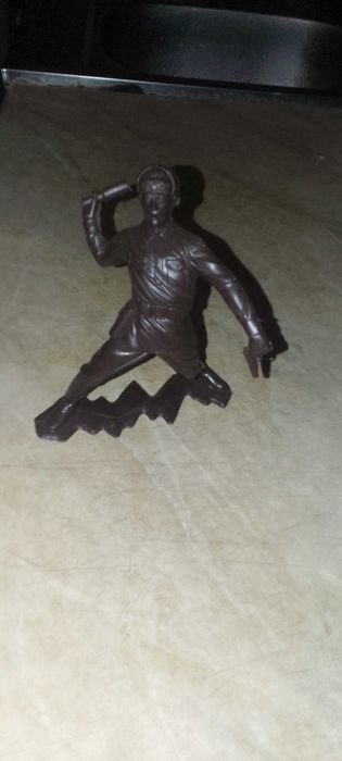 ДЗИ Игрушки СССР солдат с гранатой