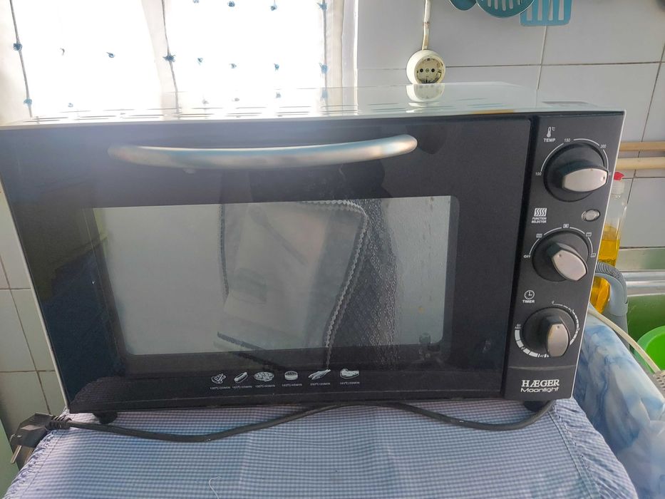 Forno eléctrico, usado, a funcionar.