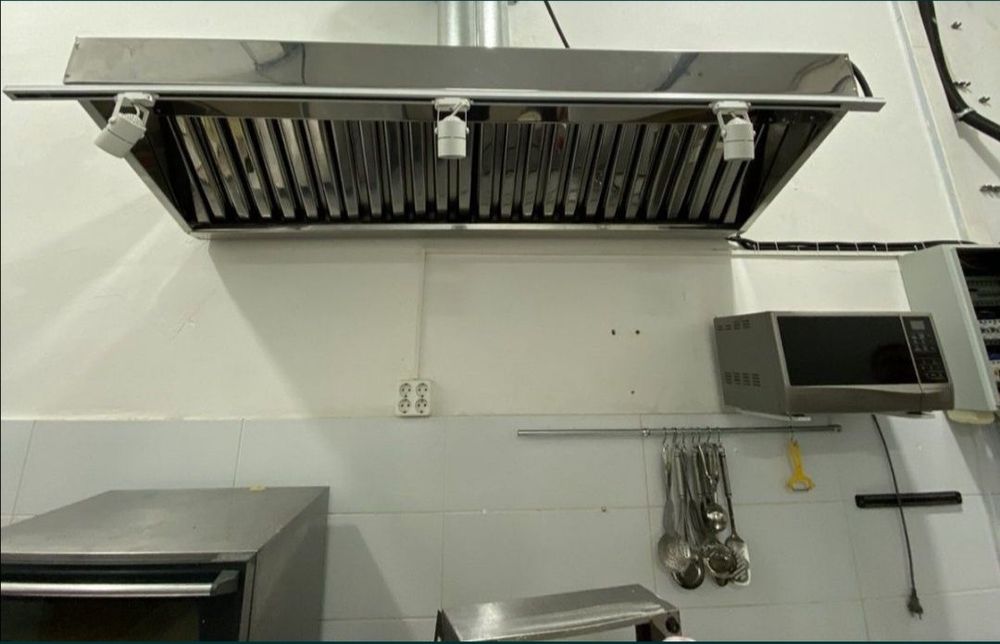 Витяжка б/у витяжний зонт нержавійка пристінний для кухні