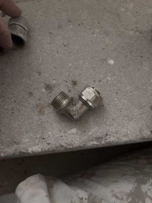 Trojnik 16 pex 16x1/2 gw x 16 skrecane