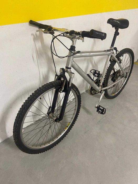 Bicicleta de Montanha (BTT) com pneus novos Camel Bridge. Estimada
