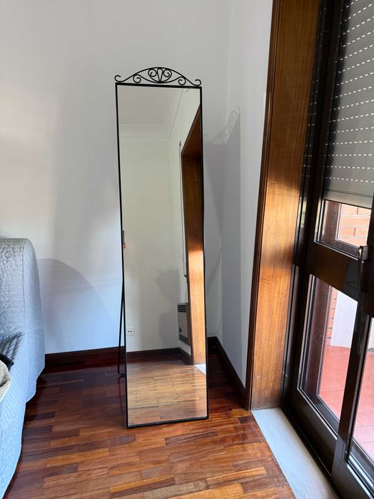 Espelho Alto IKEA Preto de Pé – Corpo Inteiro