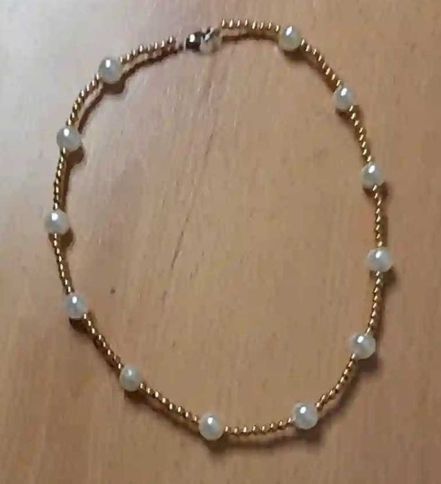 Colar-pérolas e dourada