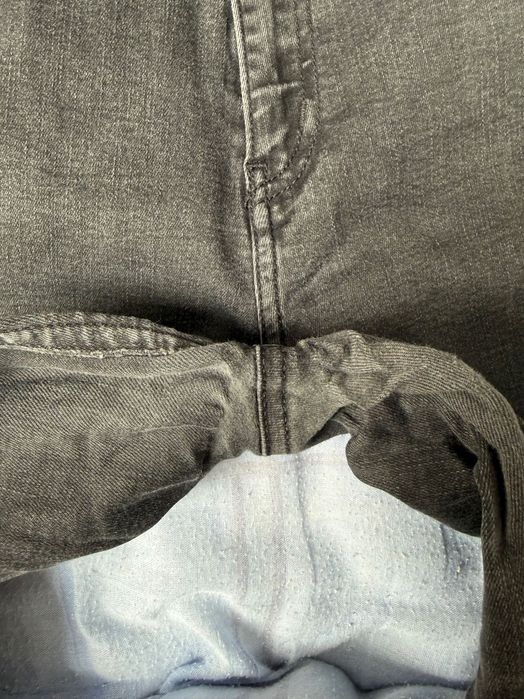 Ciemne spodnie dżinsowe z wzorem na nogawce Calvin Klein Jeans