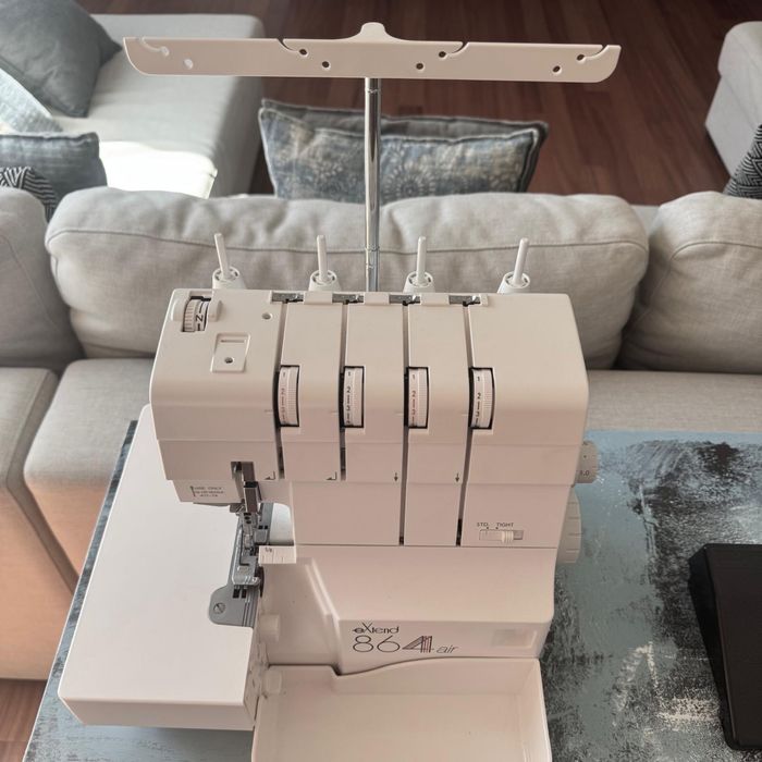 Elna eXtend 864 Air – Como Nova | Utilizada Apenas Uma Vez