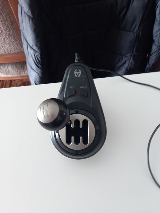 VENDO VOLANTE USADO MAS EM BOM estado para  pc com pedais e mudanças