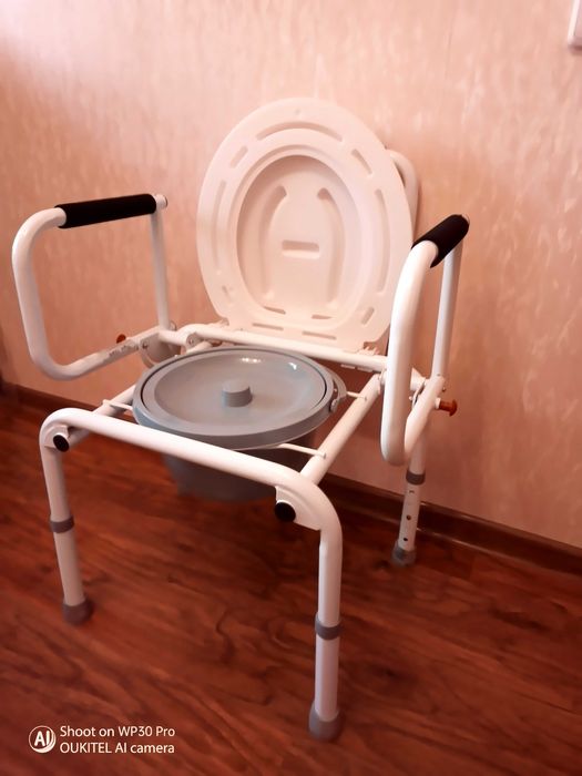 Стілець-туалет із регульованими  відкидними підлокітниками-стан новий.