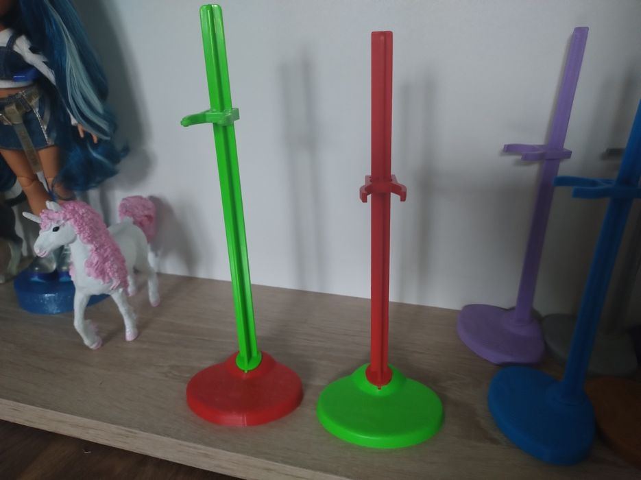 Stojak metaliczny różowy dla lalek monster high