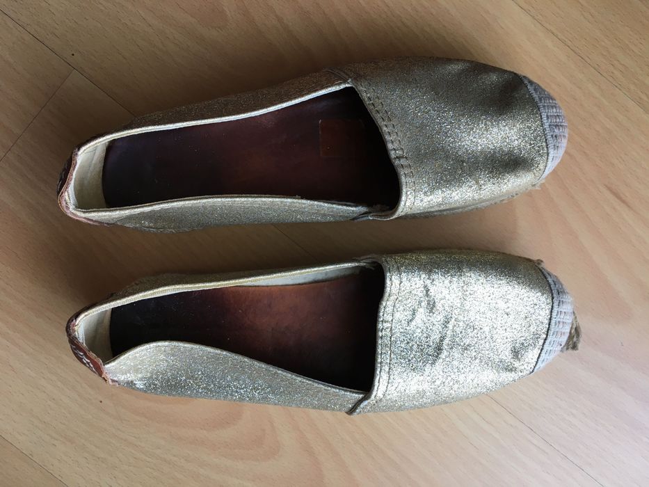 Sapatos dourados
