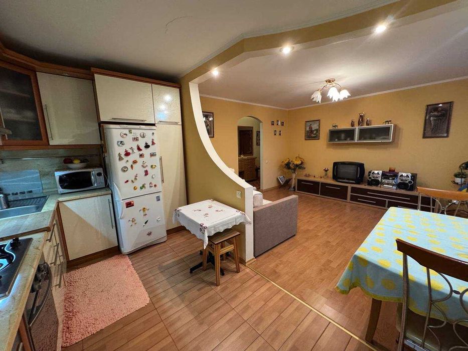 Простора 3 кімнатна квартира в центрі міста