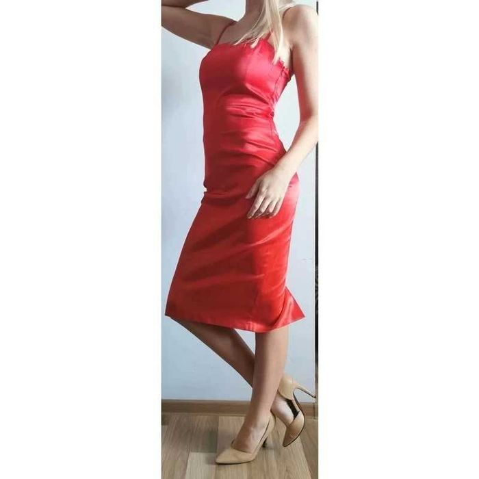 Czerwona satynowa sukienka midi, przylegająca